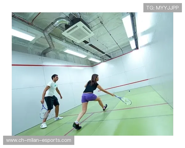 壁球选手小角度直线球命中令人叫好